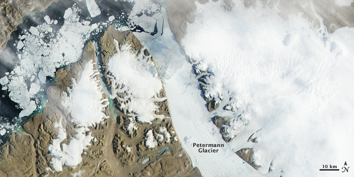 отрыв айсберга от ледника Петерманн острова Гренландия