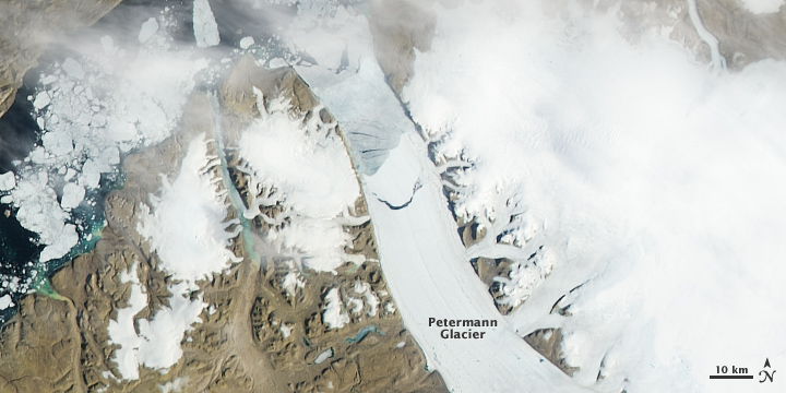 отрыв айсберга от ледника Петерманн острова Гренландия