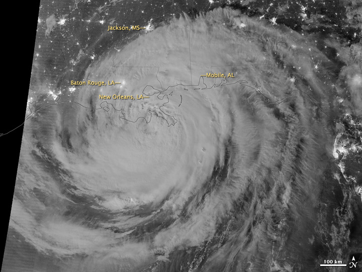 Una imagen satelital única: el Huracán Isaac en modo visible de noche