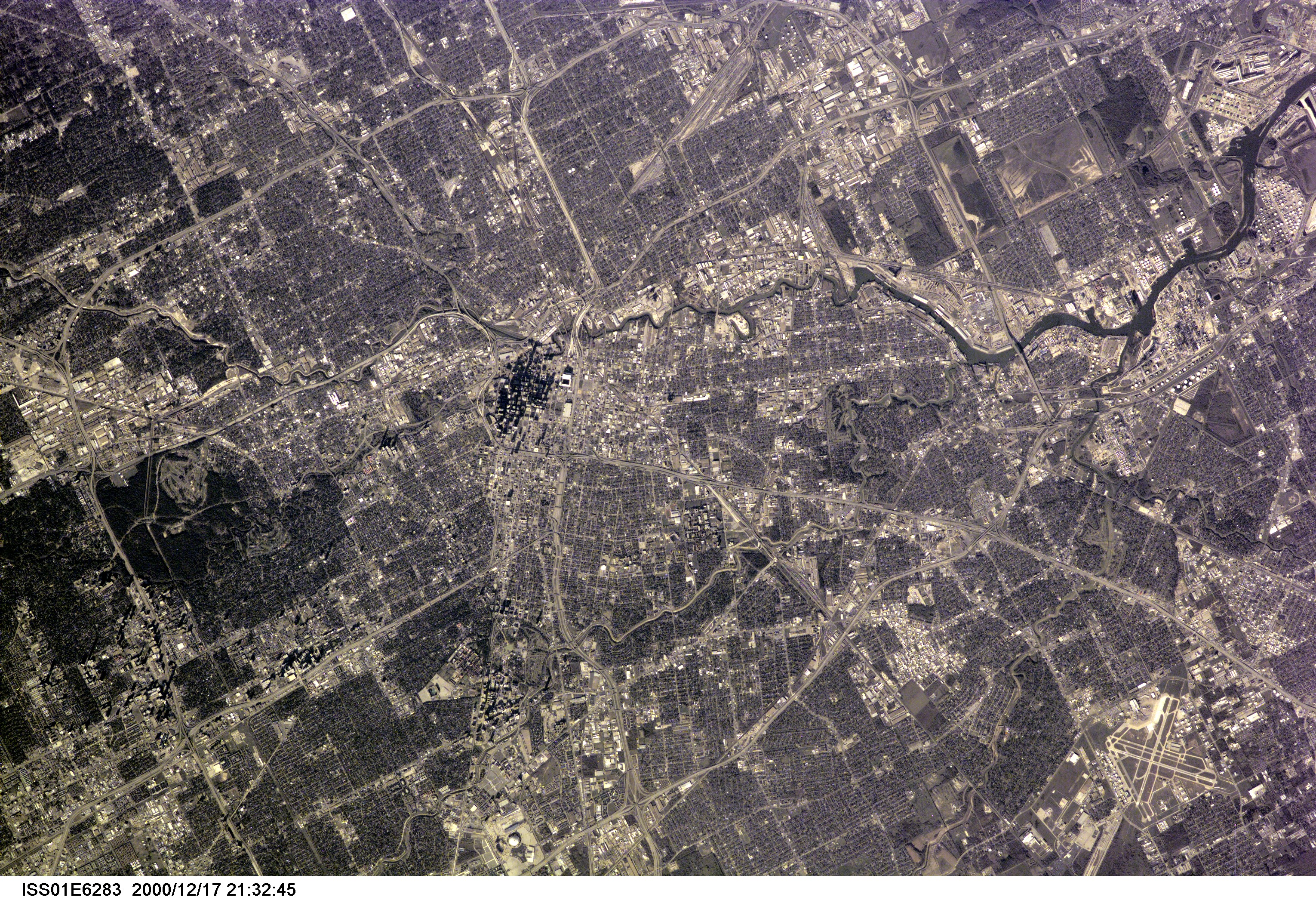 Аэрофото. NASA снимки со спутника NASA. Хьюстон со спутника. Космический снимок города. Аэрокосмические снимки.