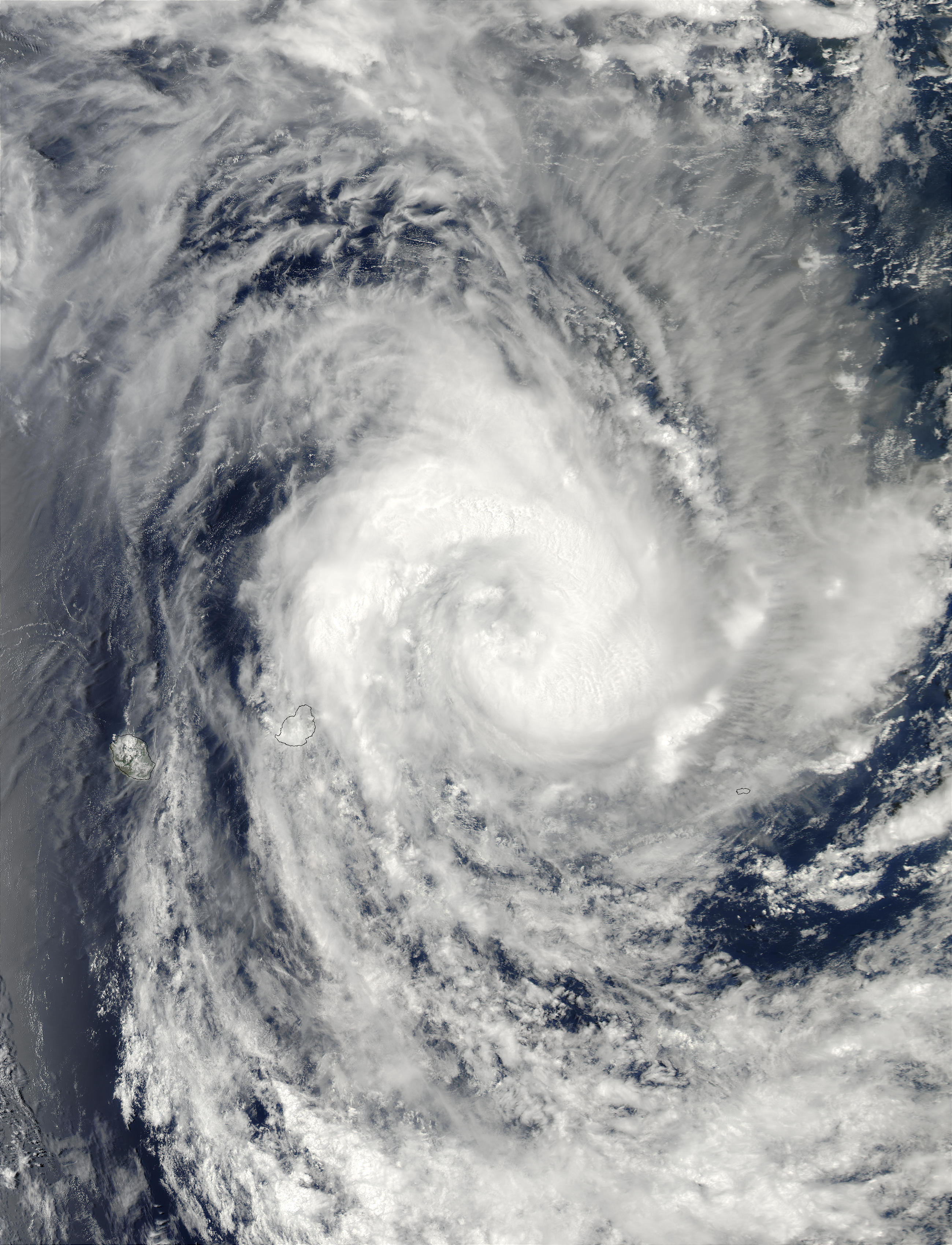 Cyclone Crystal Approaches Mauritius - related image preview