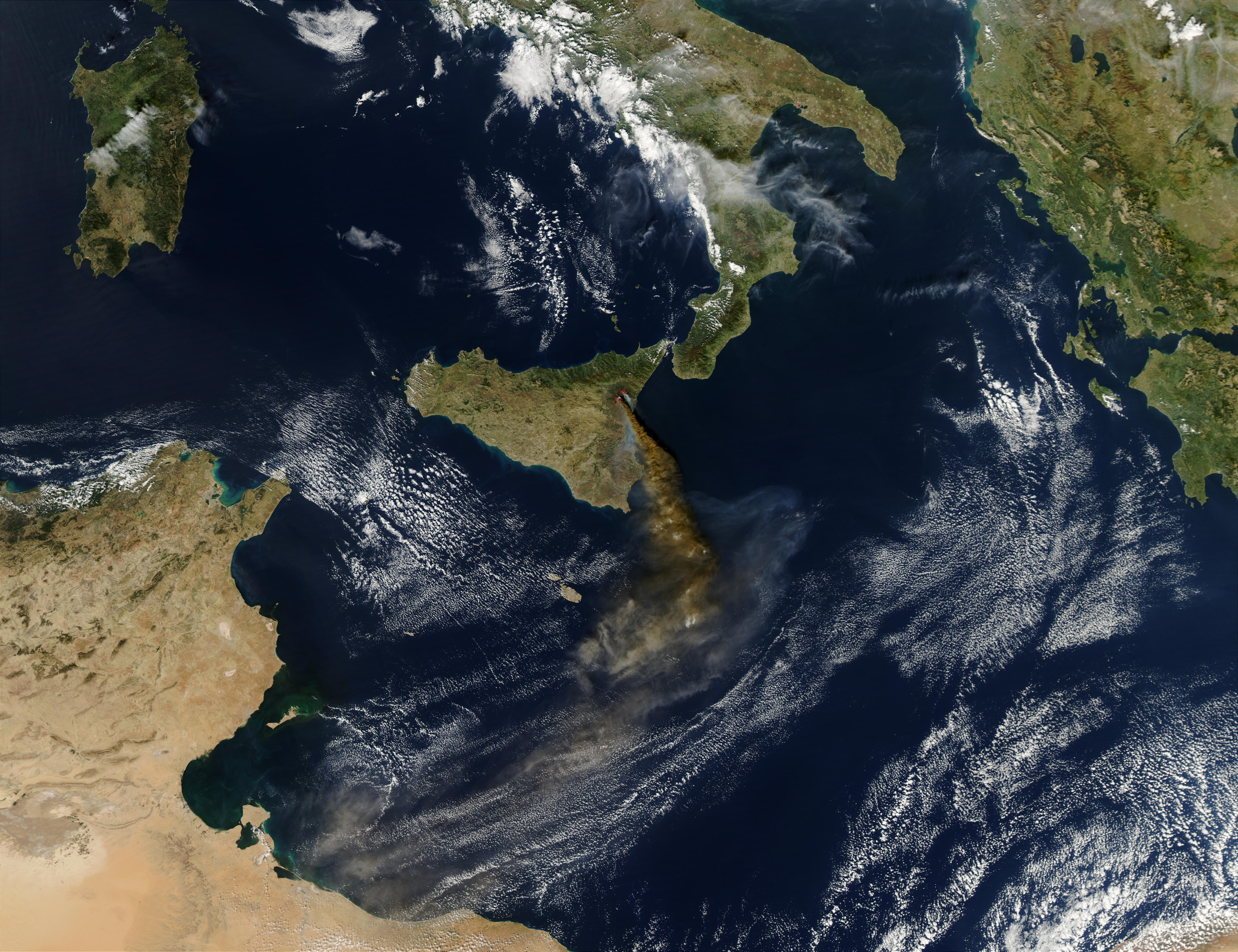 Рельеф поверхности океана. Сицилия Этна из космоса. Снимки из космоса. Поверхность земли. Космический снимок.