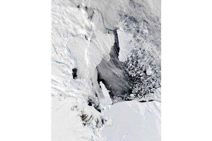 B-15A and C-19 icebergs in the Ross Sea, Antarctica