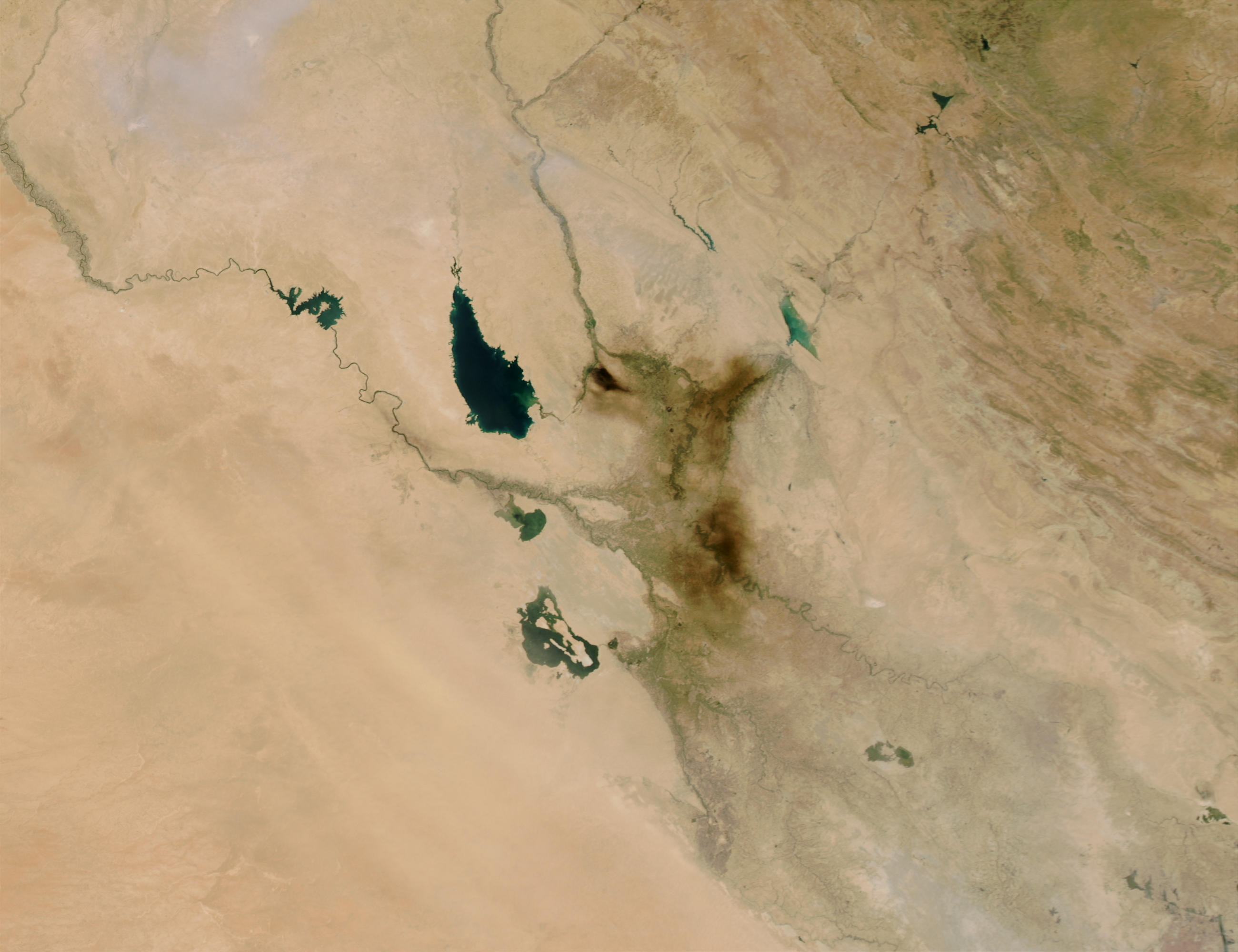 Smoke plume from oil fire near Baghdad, Iraq - related image preview