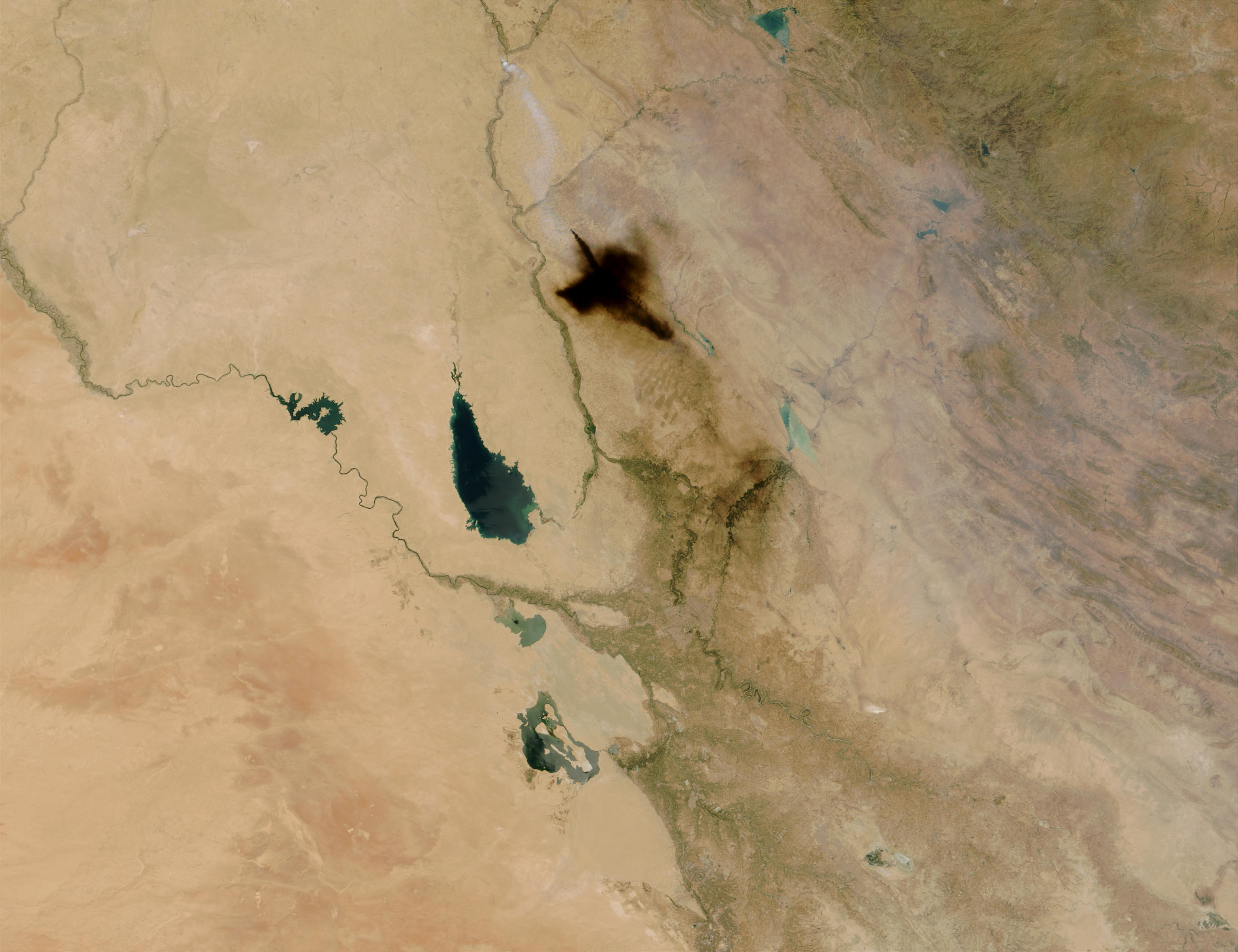 Smoke plume from oil fire near Baghdad, Iraq - related image preview