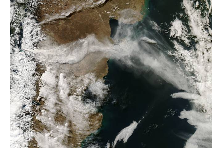 Ash plume from eruption of Chaiten volcano, Chile (afternoon overpass)