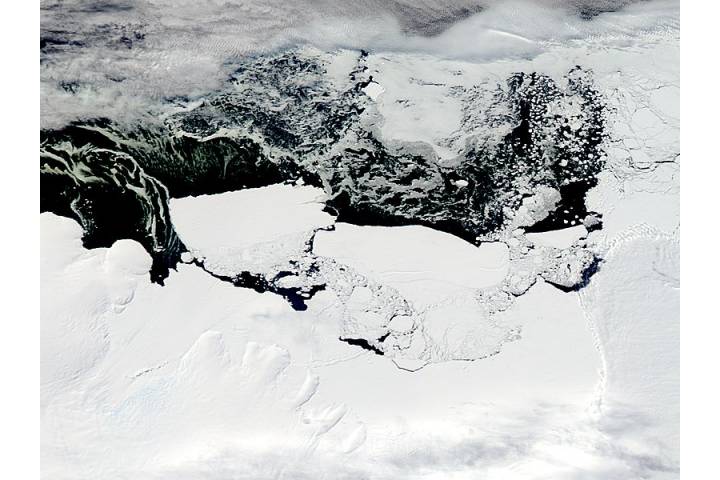 Mertz Glacier tongue and Iceberg B9B (after collision) - selected image