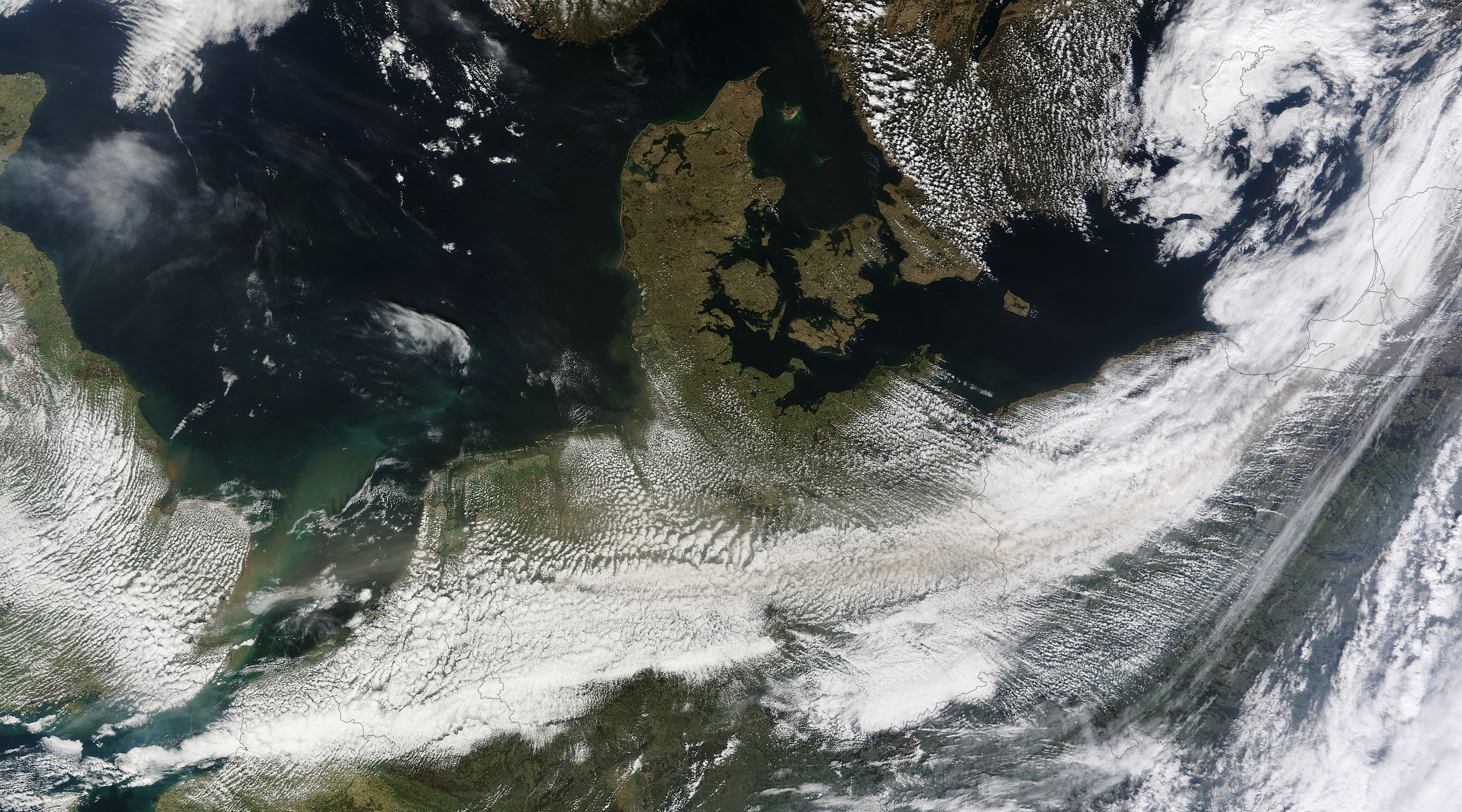 Ash plume from Eyjafjallajokull Volcano over northern Europe - related image preview