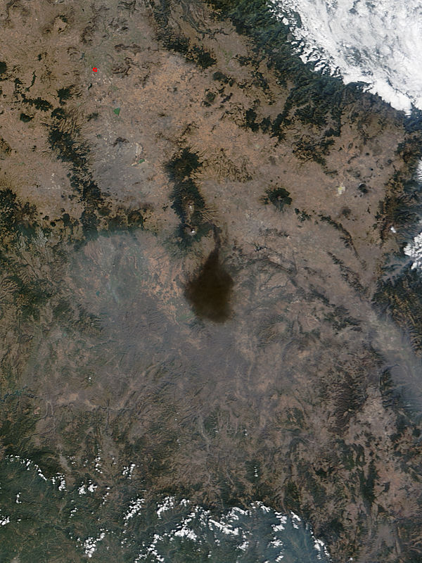Smoke plume from oil pipeline fire near Mexico City - related image preview