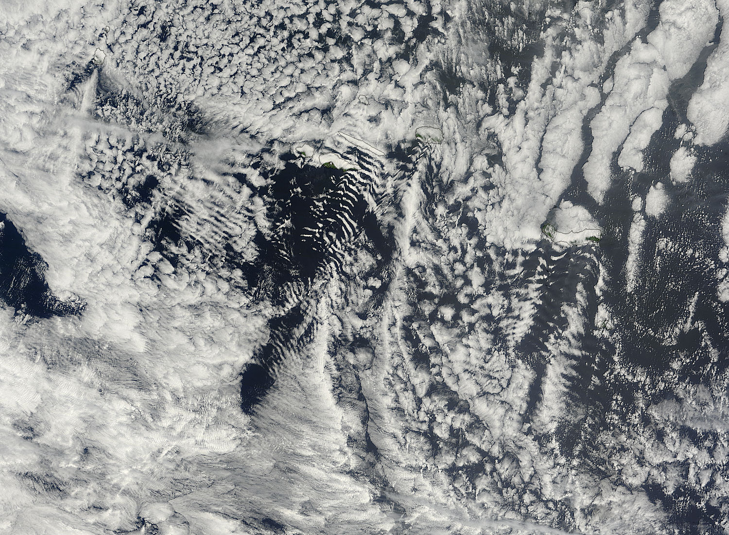 Ship-wave-shape wave clouds induced by the Azores - related image preview