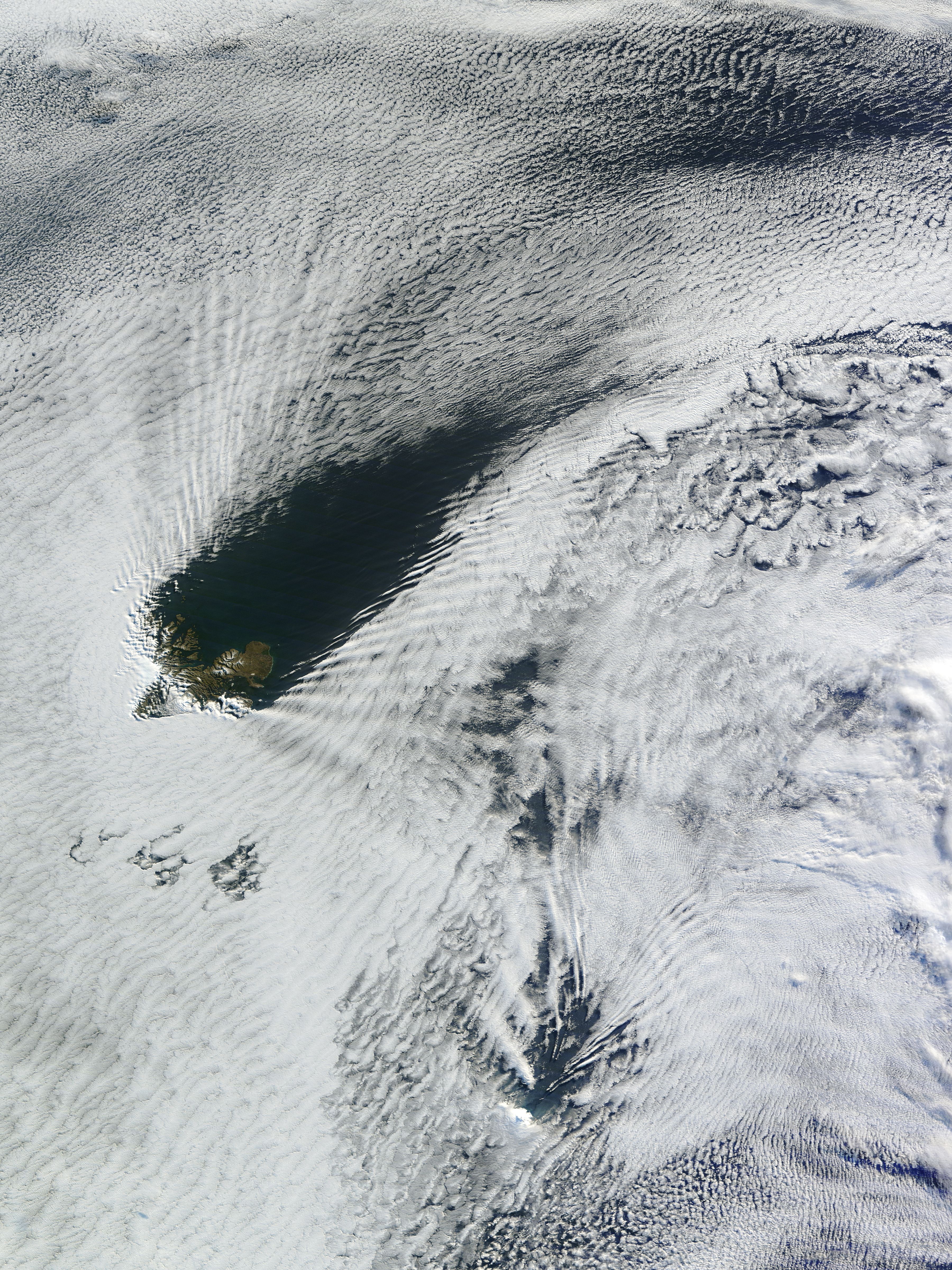 Ship-wave-shaped wave clouds induced by Kerguelen and Heard Islands ...