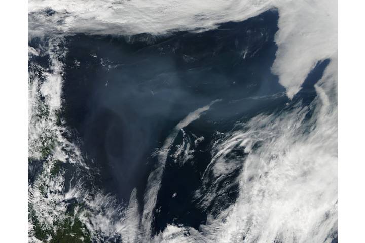 Smoke from Canadian wildfires over the North Atlantic Ocean - related imagethumbnail