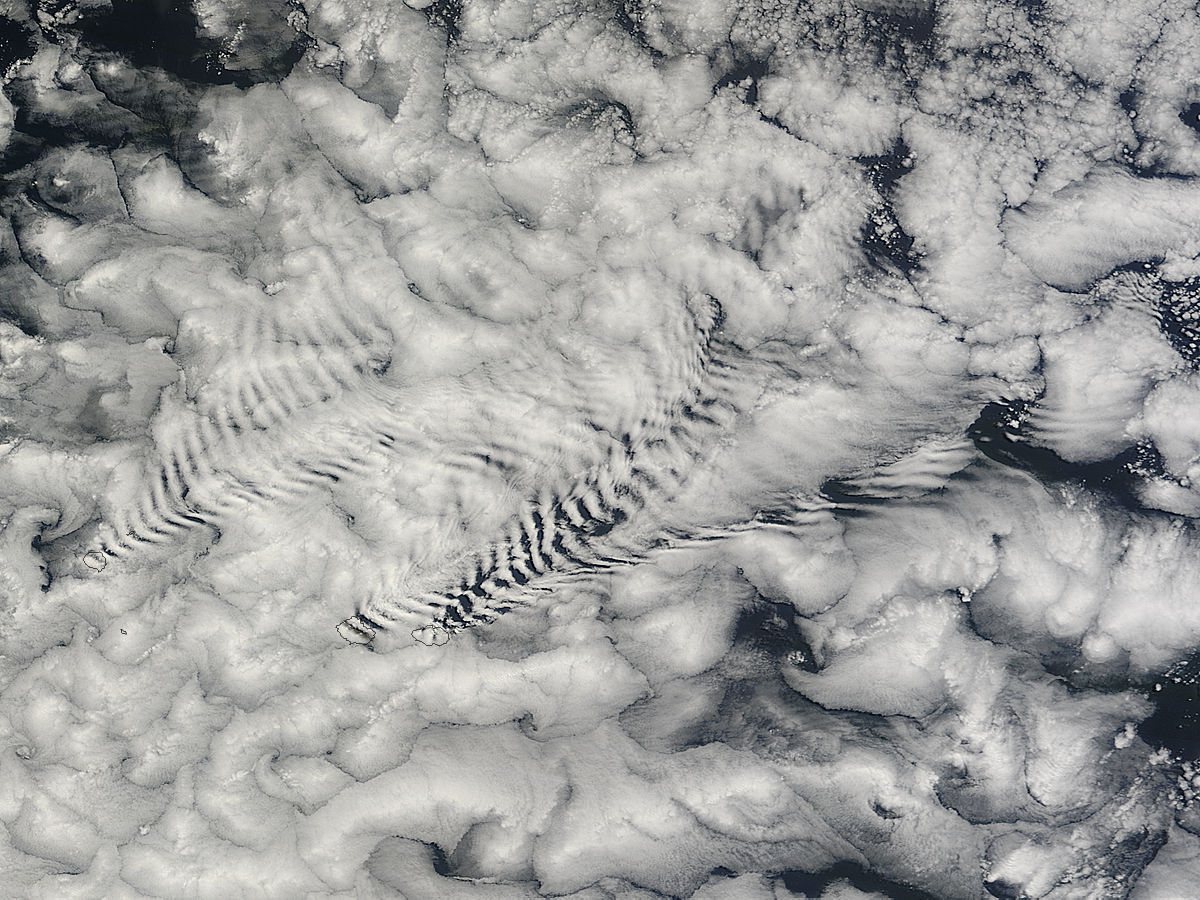 Ship-wave-shaped wave clouds induced by the Crozet Islands, south Indian Ocean - related image preview