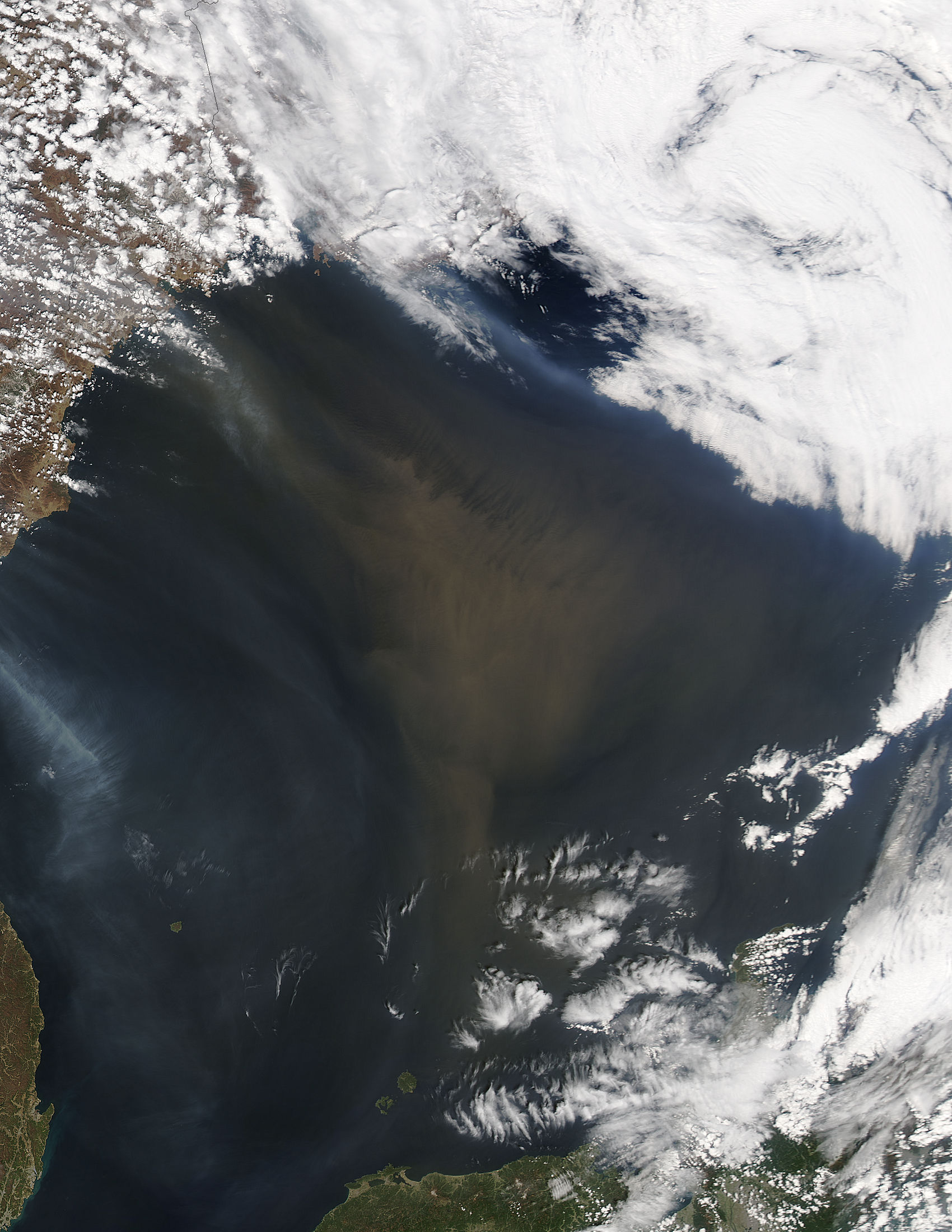 Dust storm over the Sea of Japan - related image preview