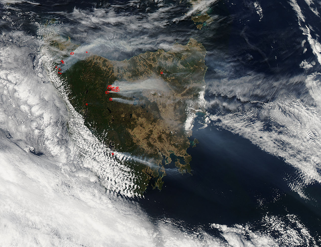 Fires and smoke in Tasmania (afternoon overpass) - related image preview