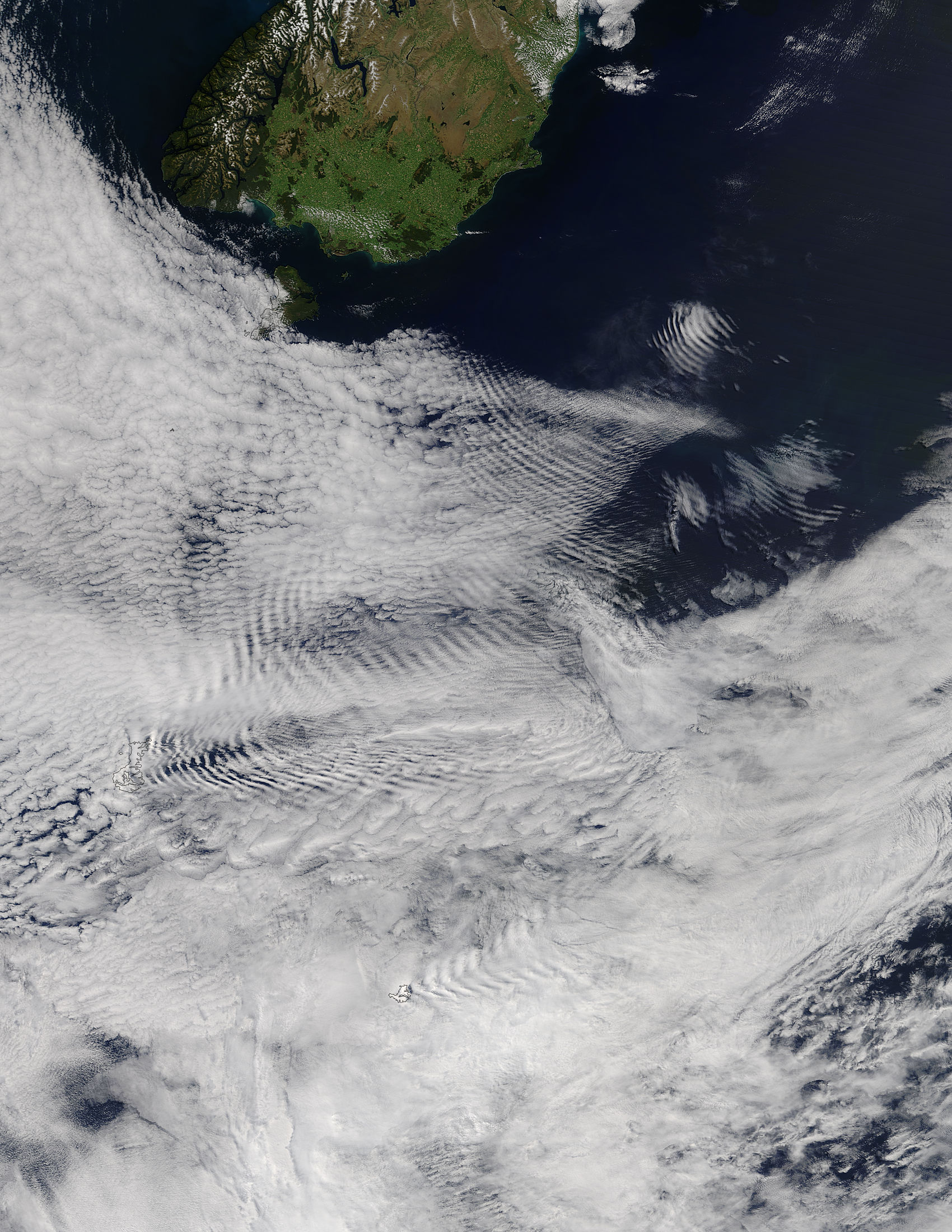Ship-wave-shape wave clouds induced by the Auckland Islands - related image preview