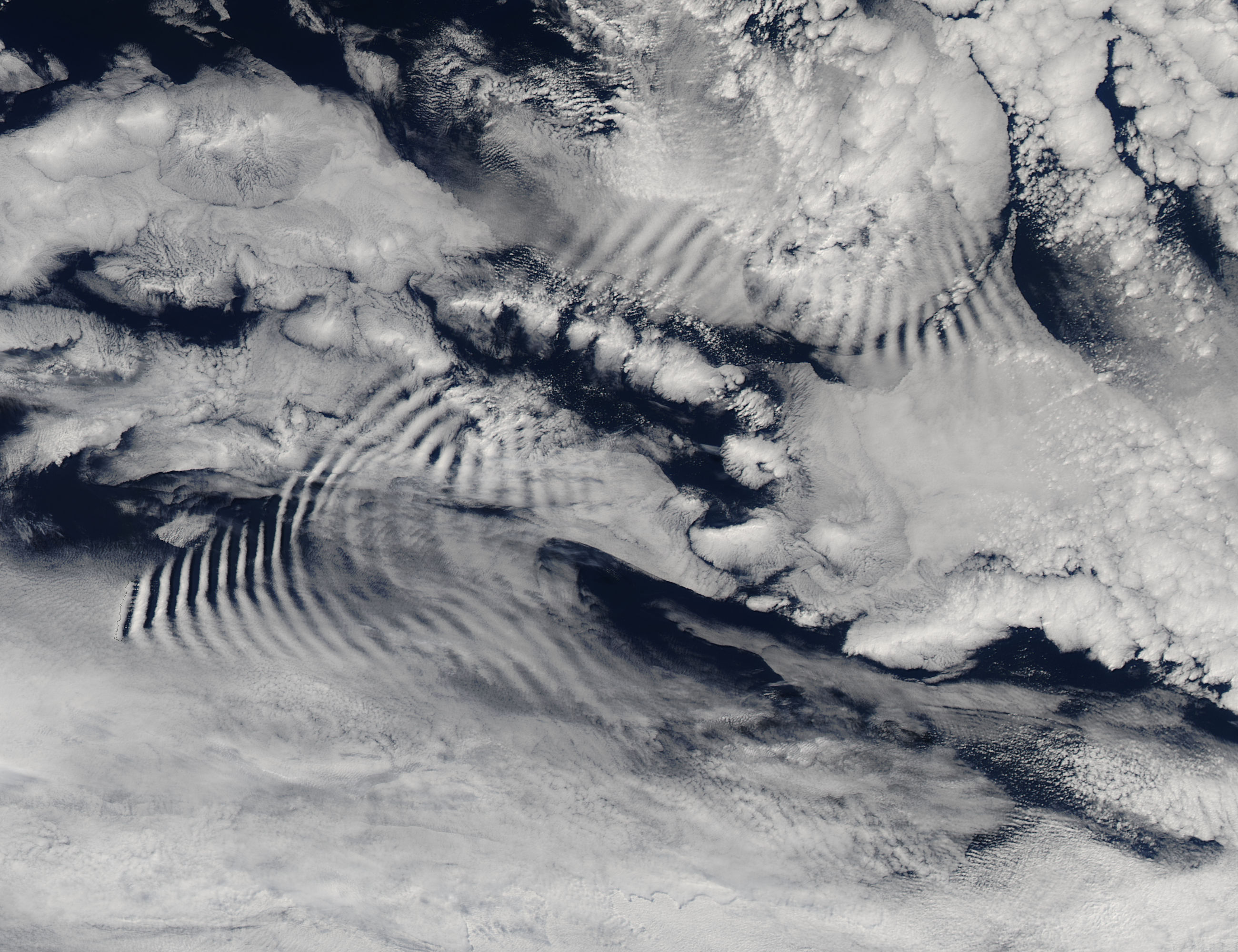 Ship-wave-shaped wave clouds induced by Macquarie Island - related image preview