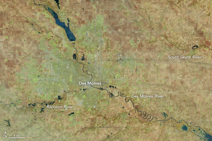 Icy Floodwaters Grind Through Iowa - related image preview