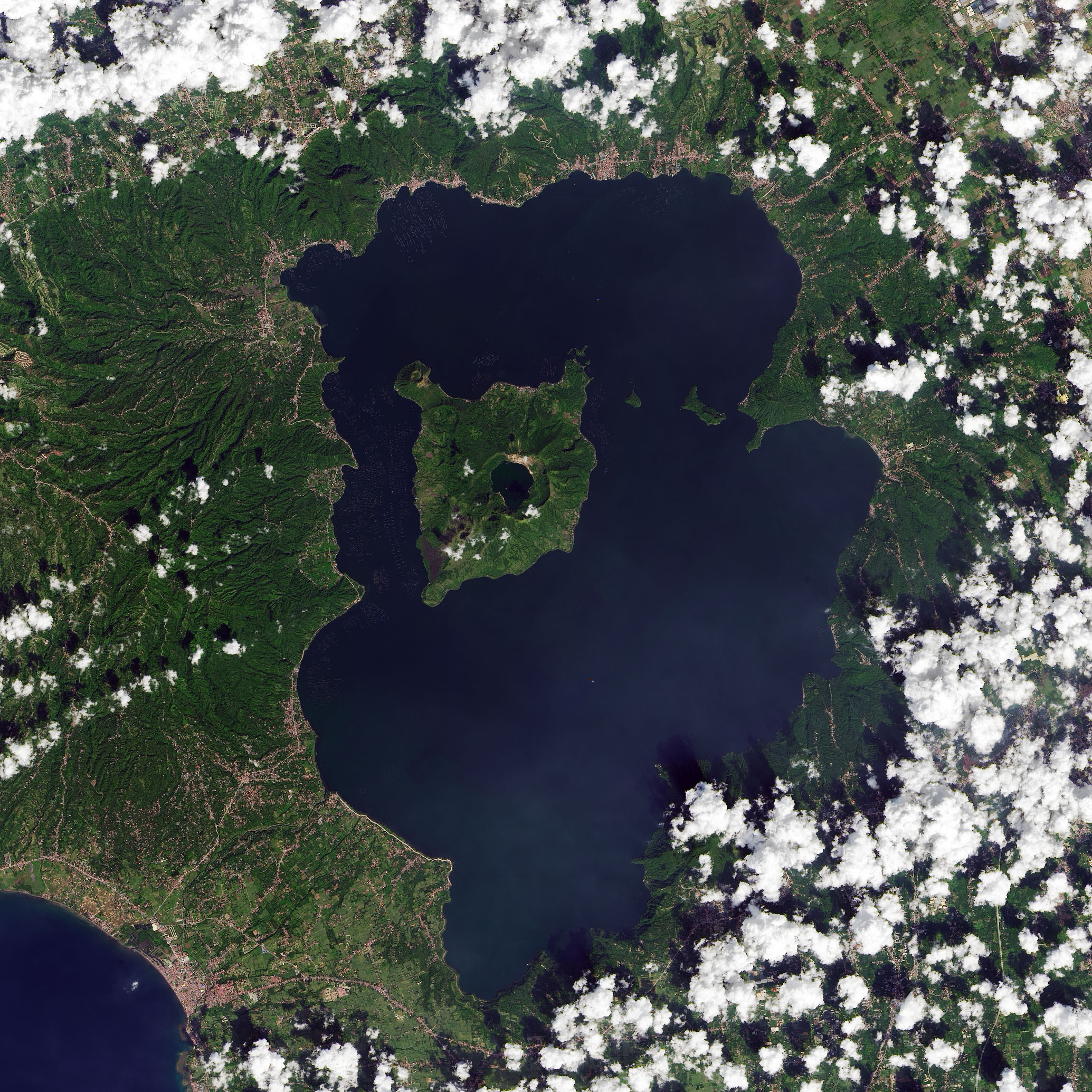 Фото со спутника в реальном времени. Спутниковый снимок. Снимки со спутника. Космический снимок местности. Острова со спутника.