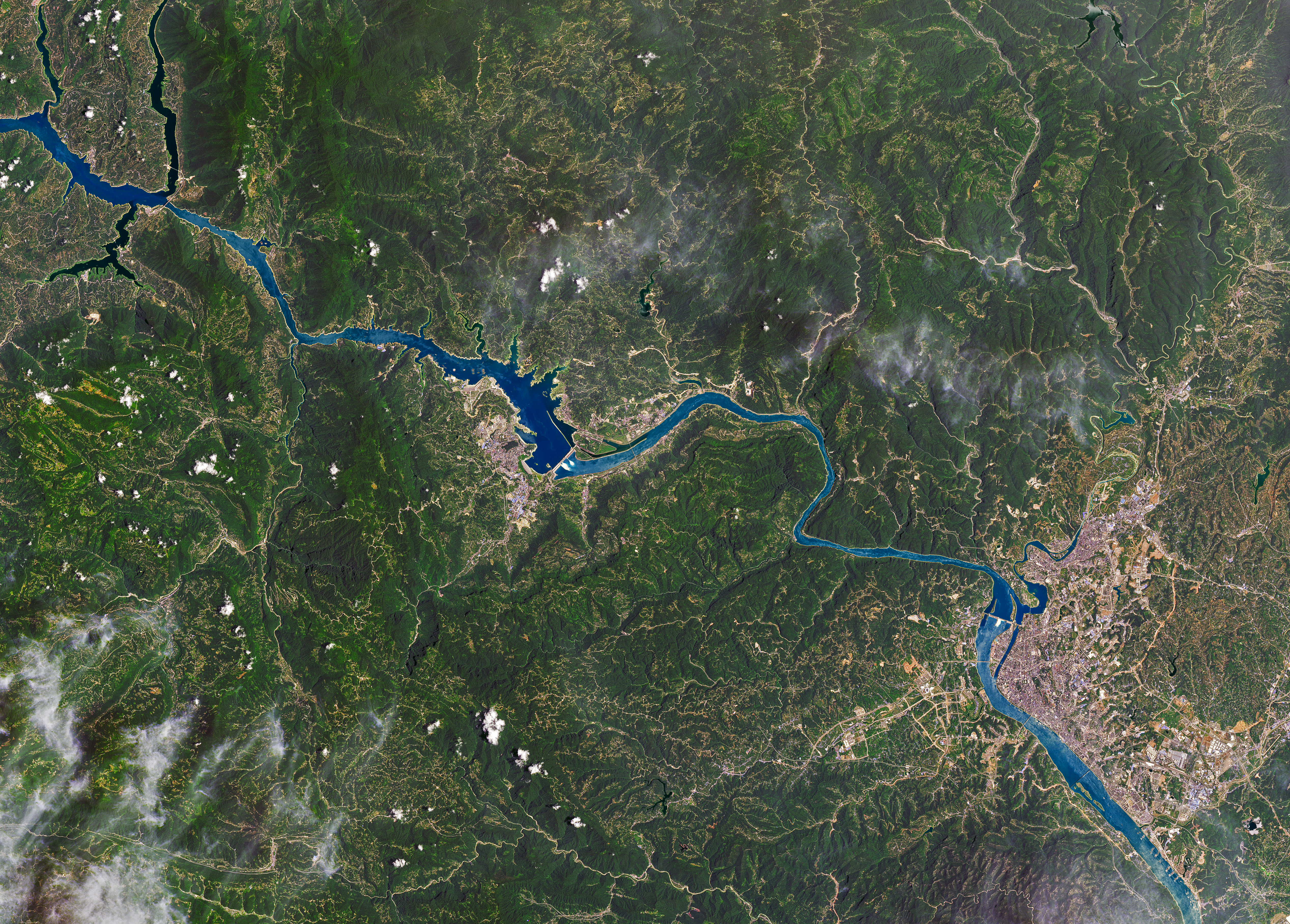 Yangtze Dams Spill Water - related image preview