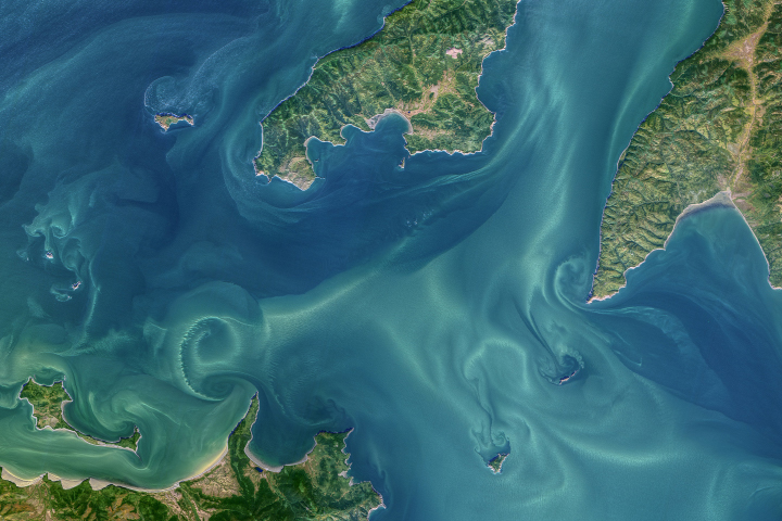 Tidal Vortices in the Sea of Okhotsk