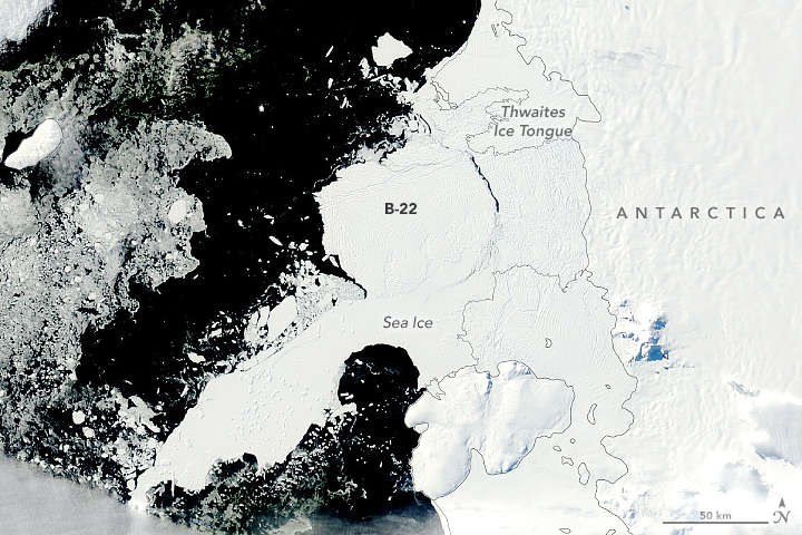 Antarctic Berg Grounded for Decades