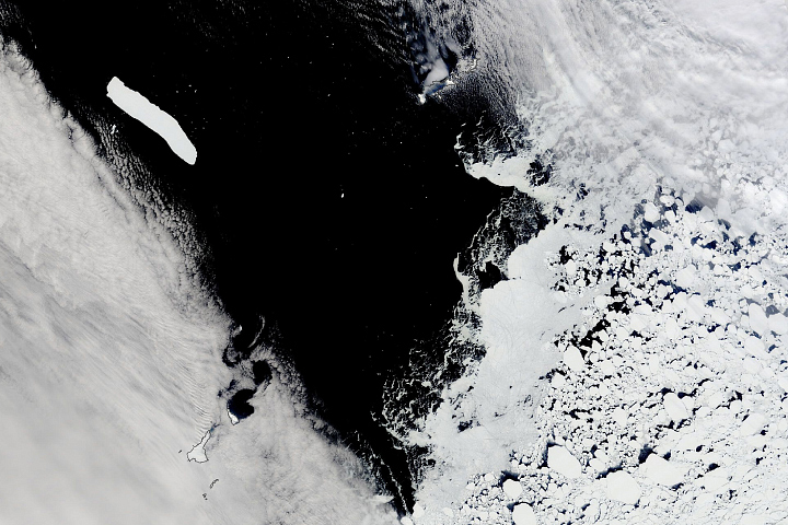 Iceberg A-76A in the Drake Passage - selected image