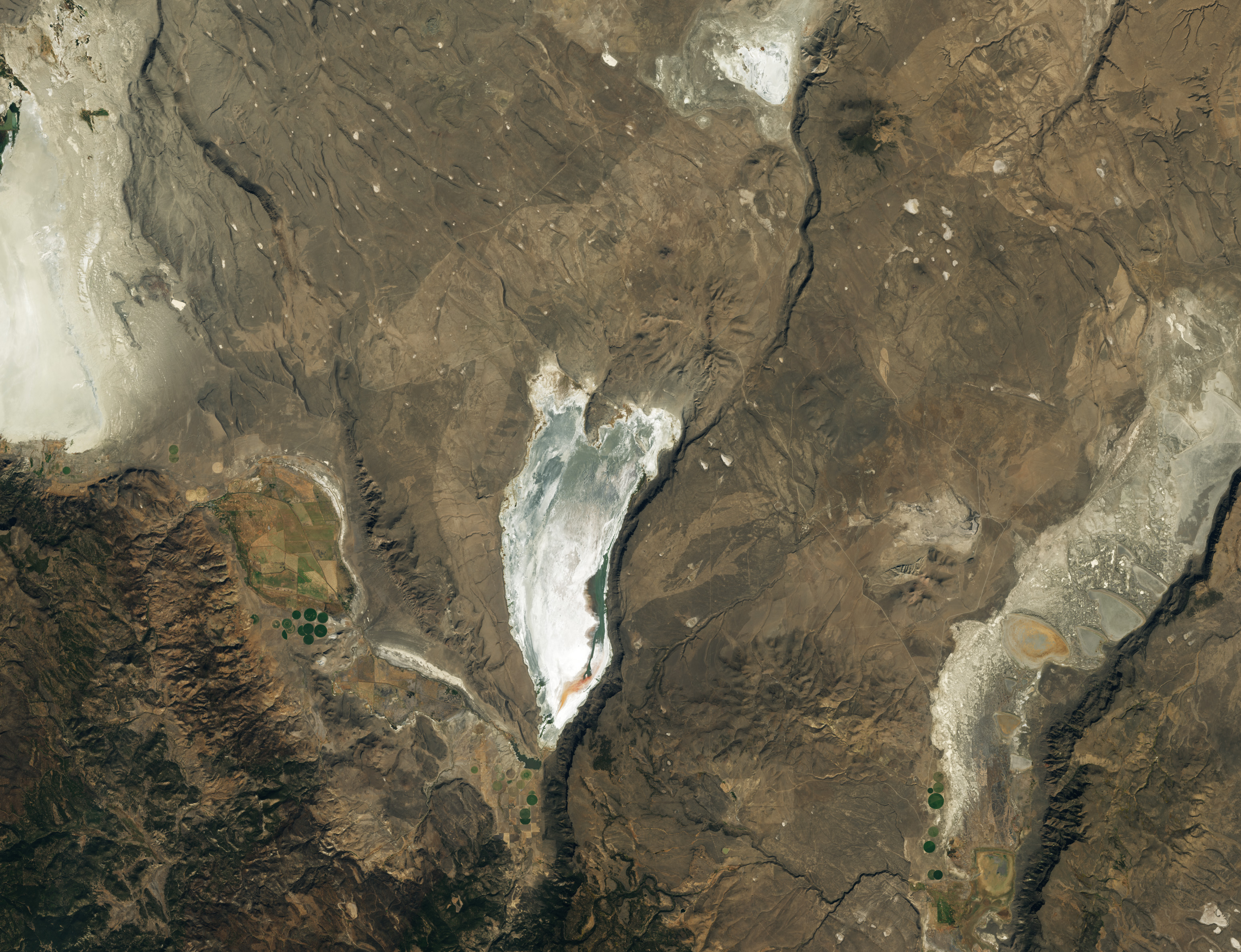 Shrinking Lake Abert - related image preview