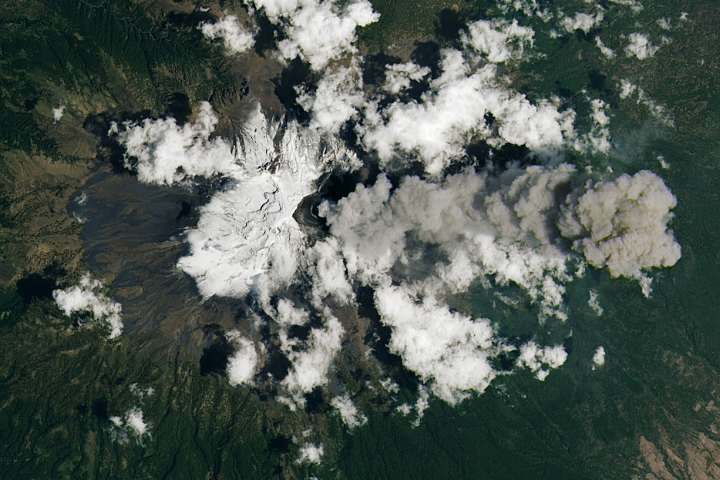 Popocatépetl Volcano Keeps on Puffing