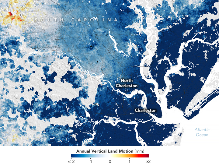 Charleston, con una población cercana a los 800,000 habitantes y apenas a 10 pies sobre el nivel del mar, enfrenta este hundimiento. (Imagen: NASA Earth Observatory)