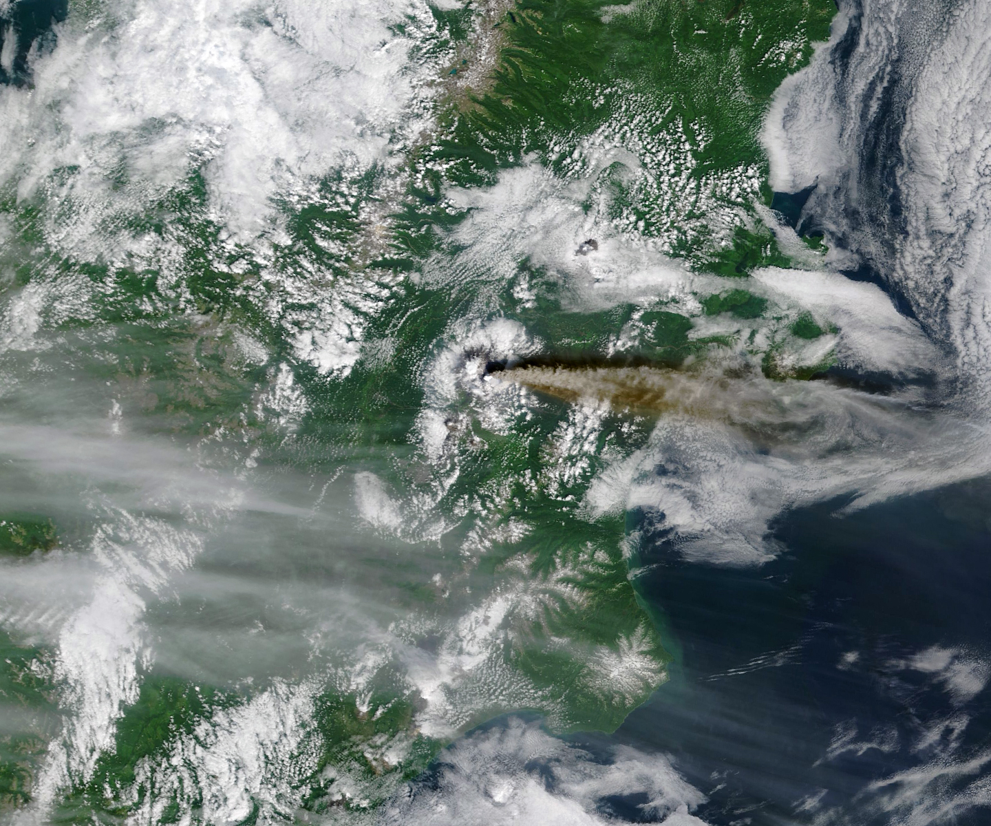Ash Streams from Klyuchevskaya Sopka - related image preview