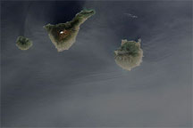 Dust Plumes over the Canary Islands
