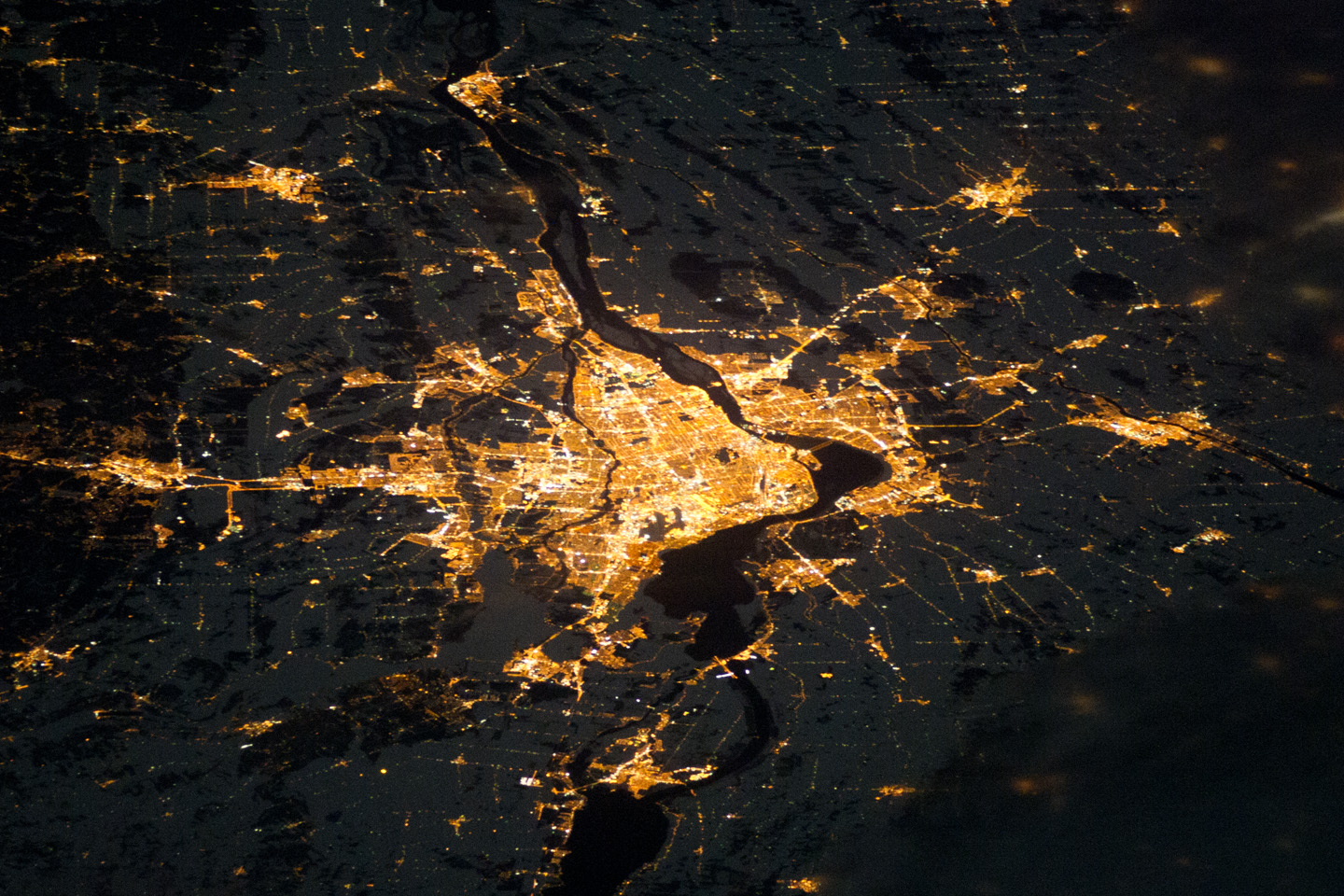 Montreal at Night - related image preview