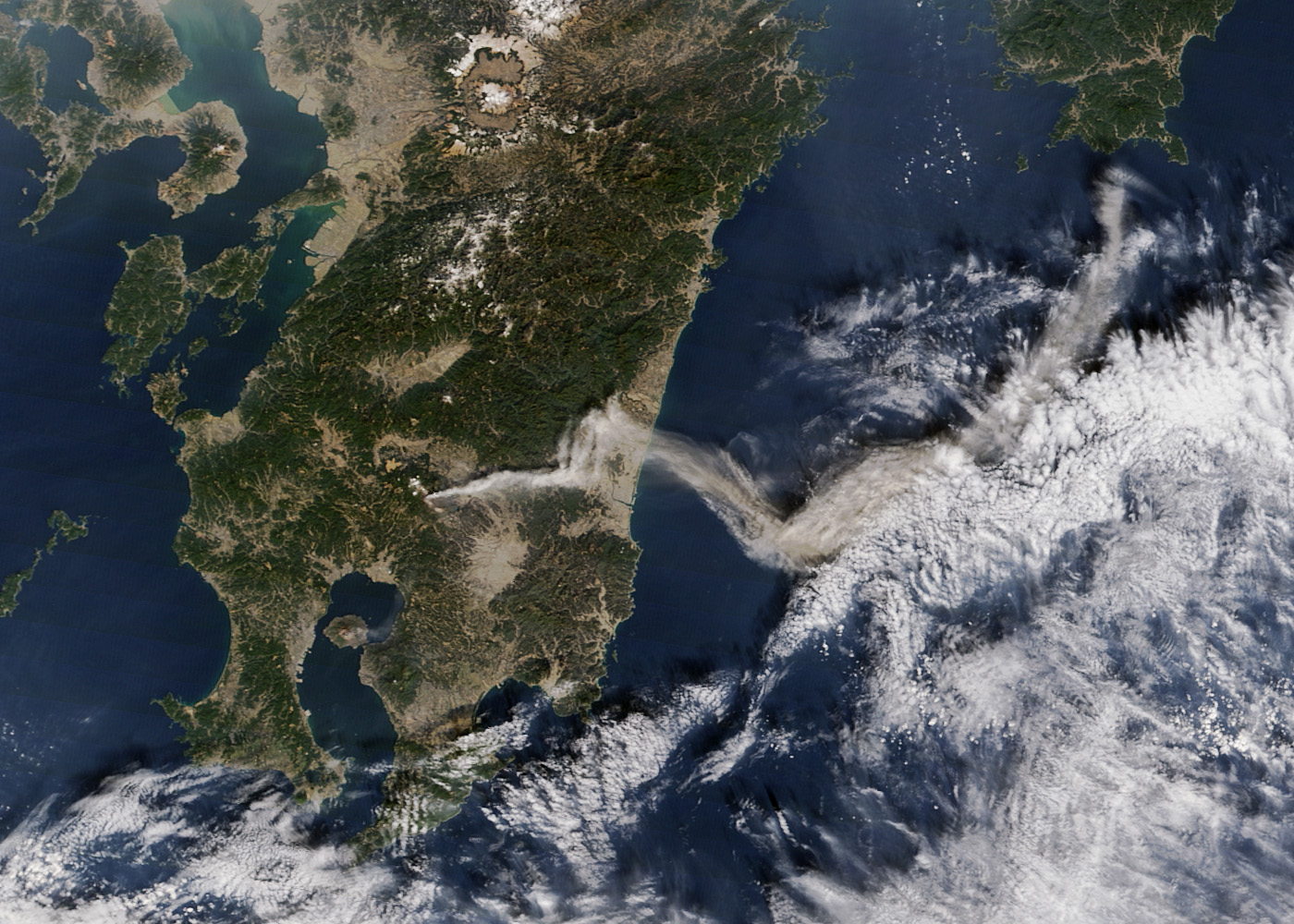 Shinmoe-dake Volcano Erupts on Kyushu - related image preview