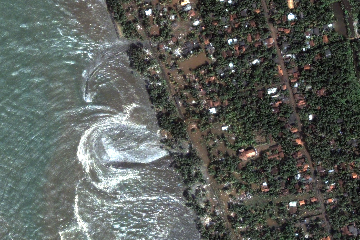 Tsunami Strikes Sri Lanka - related image preview