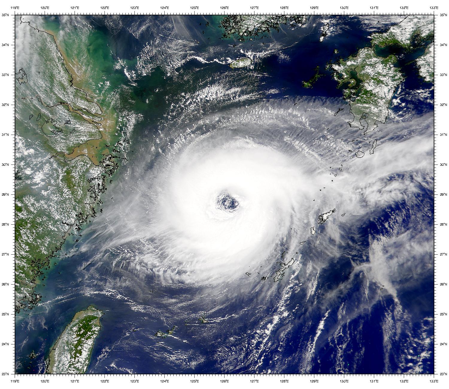 Тайфун mp3. Тайфун природное явление. Тайфун на воде. Тайфун для 6 класса. Тайфун снимок из космоса.