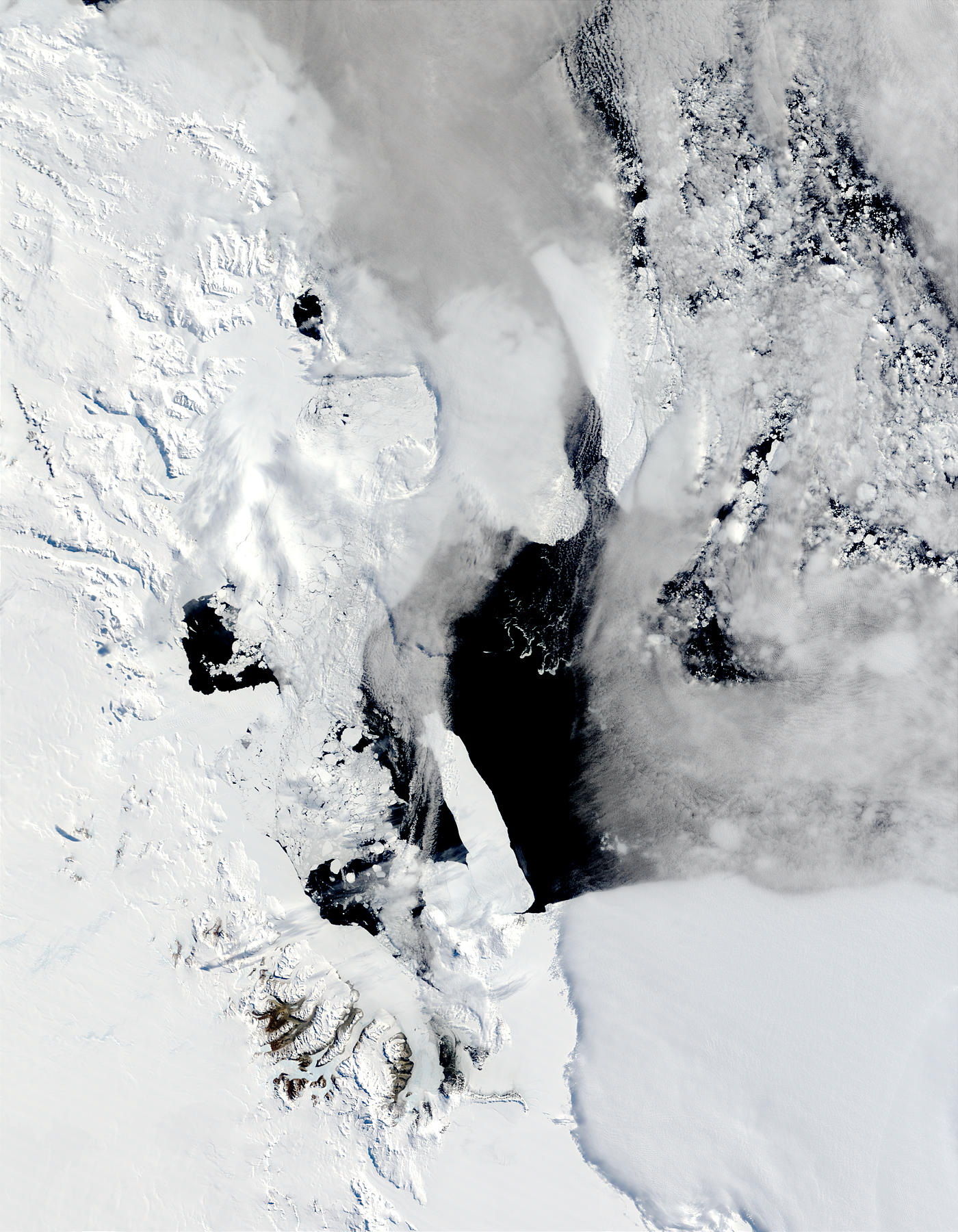 B-15A and C-19 icebergs in the Ross Sea, Antarctica - related image preview