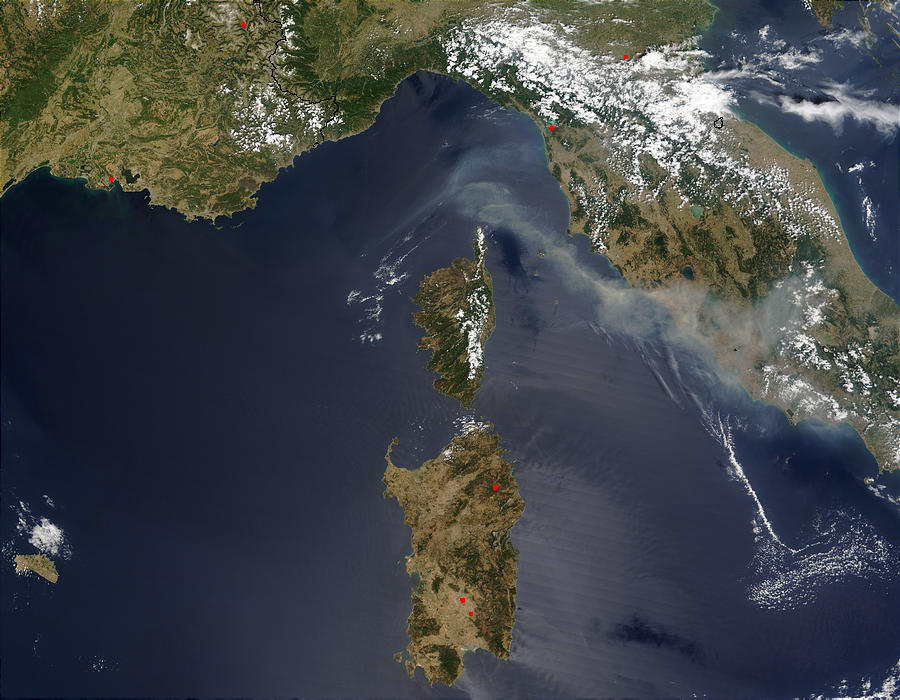 Smoke from fires near St. Maxime in southeast France - related image preview