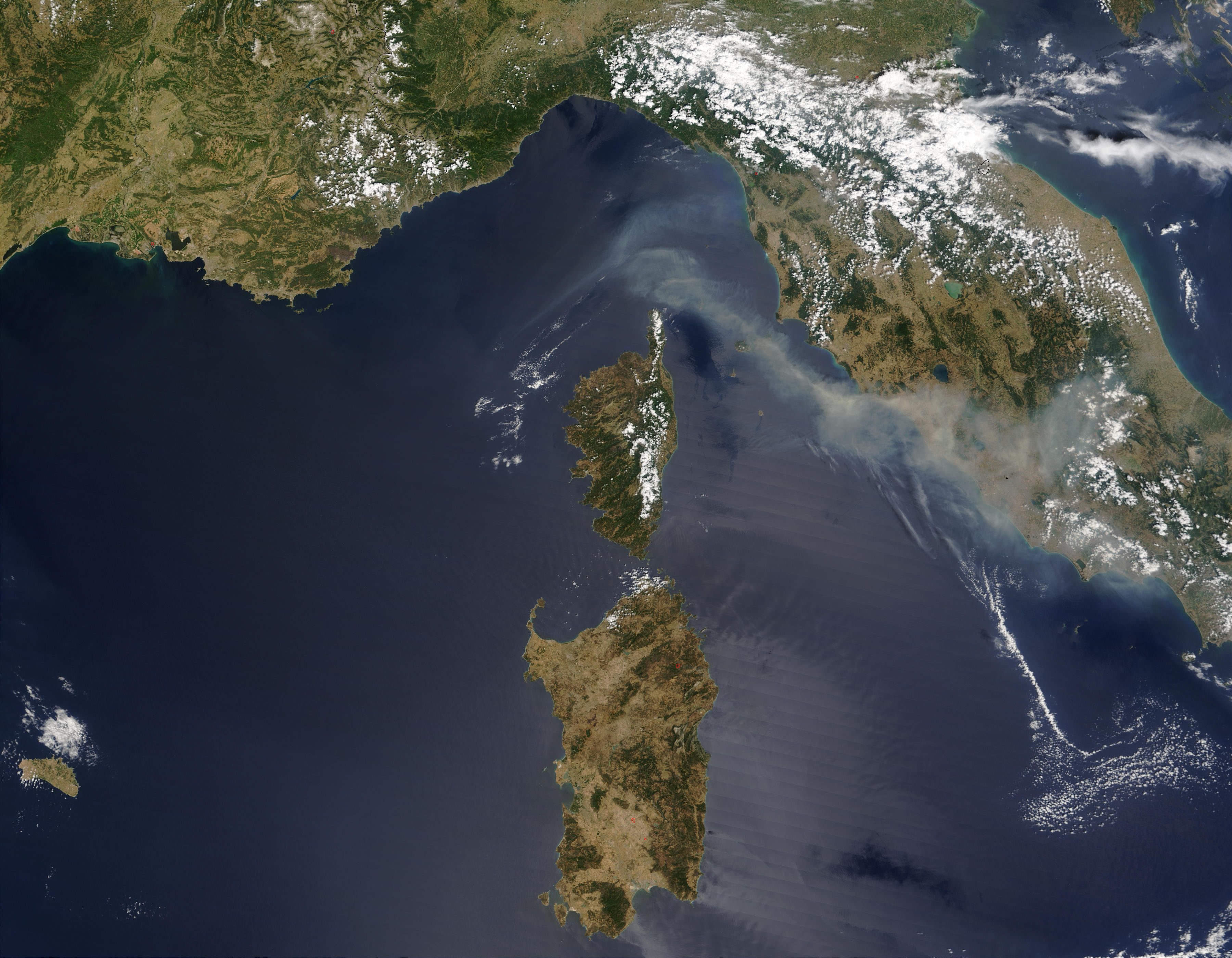 Smoke from fires near St. Maxime in southeast France - related image preview