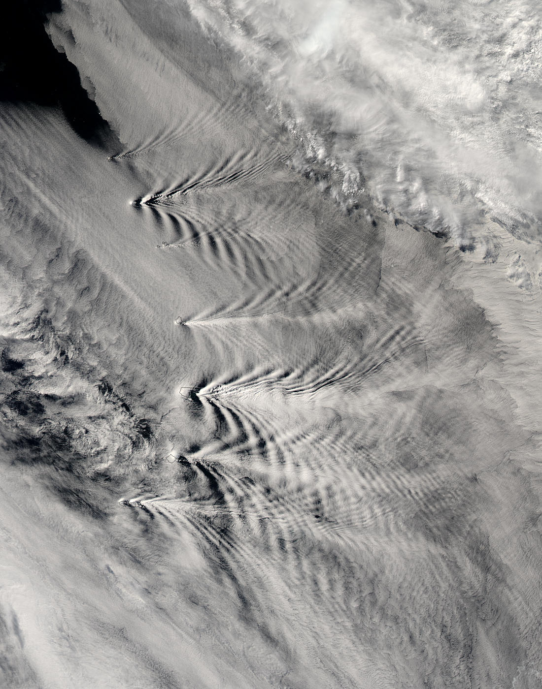 Ship-wave-shaped wave clouds induced by South Sandwich Islands - related image preview