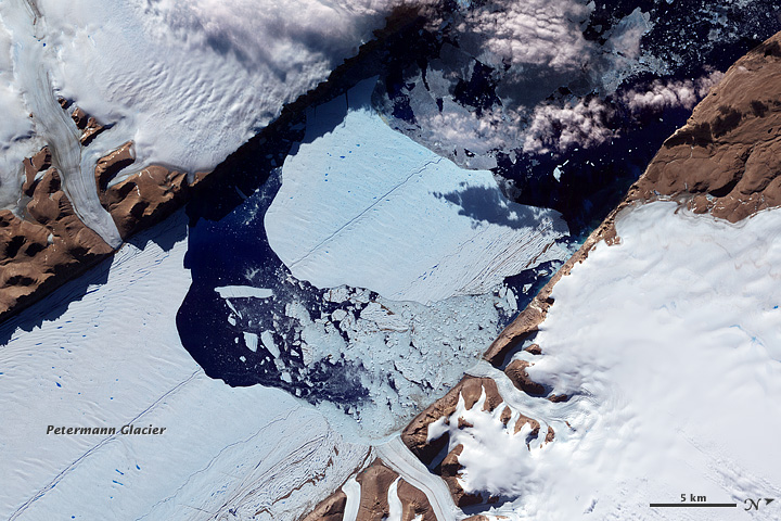 Closeup of the Ice Island from Petermann Glacier