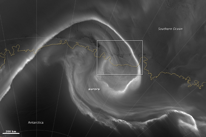 Auroras Light Up the Antarctic Night