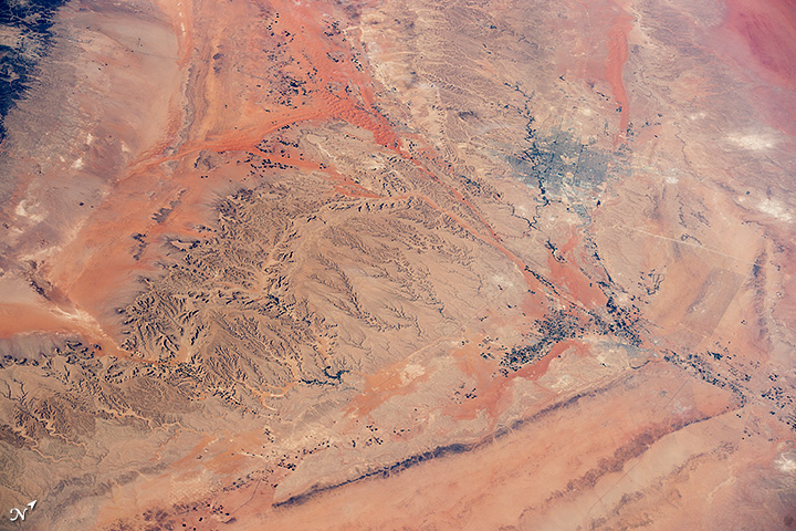 Central Saudi Arabia: Riyadh and dunes - related image preview