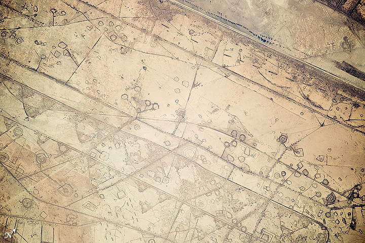Fortification Patterns on the Iraq-Iran Border - related image preview