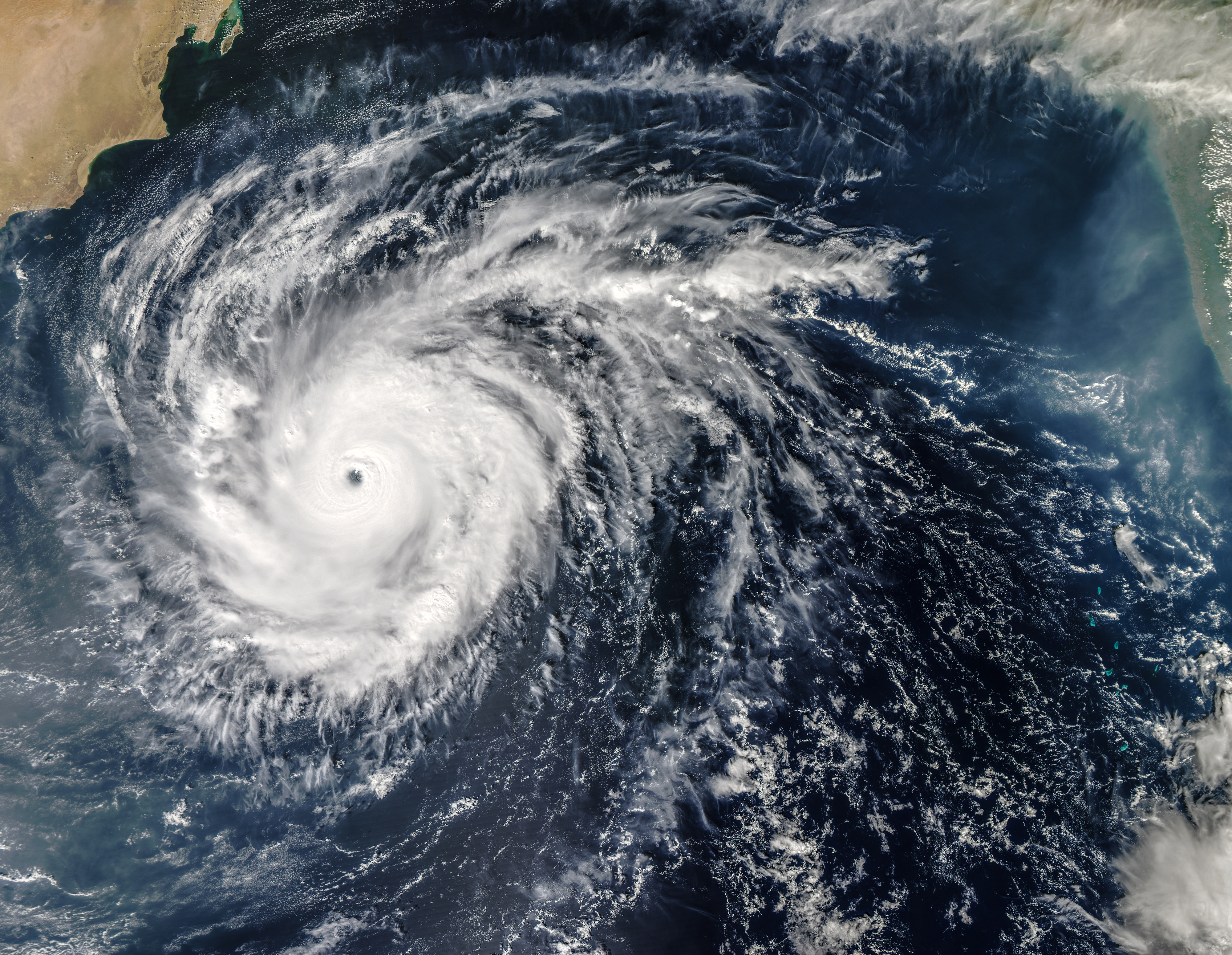 Rare Cyclone Heads for Arabia - related image preview