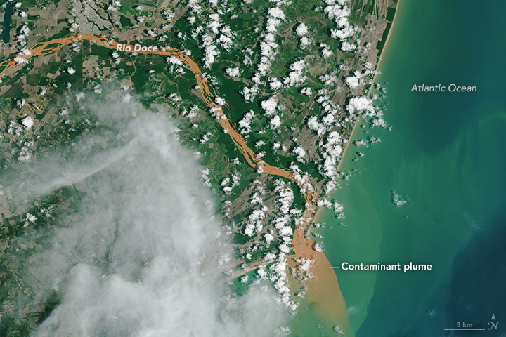 Contaminated Rio Doce Water Flows into the Atlantic - related image preview