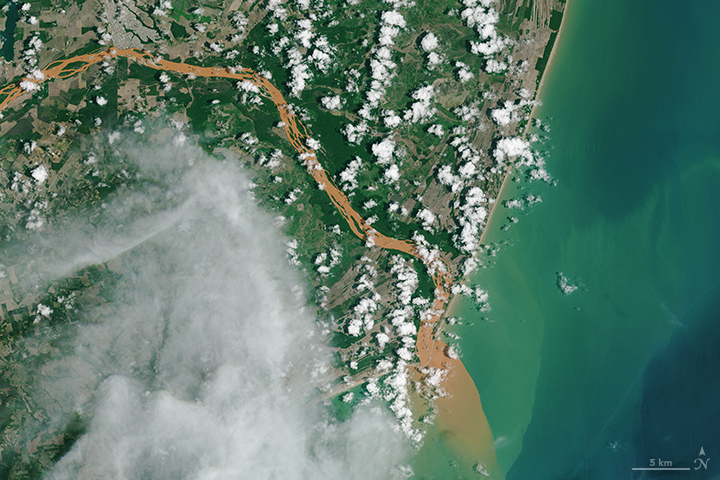 Contaminated Rio Doce Water Flows into the Atlantic - related image preview