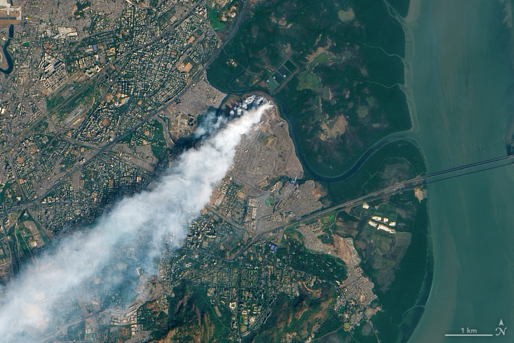 Fire Burns in Mumbai Landfill - related image preview