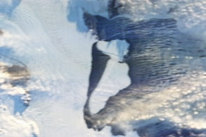 Antarctic Ice Shelf Sheds Bergs