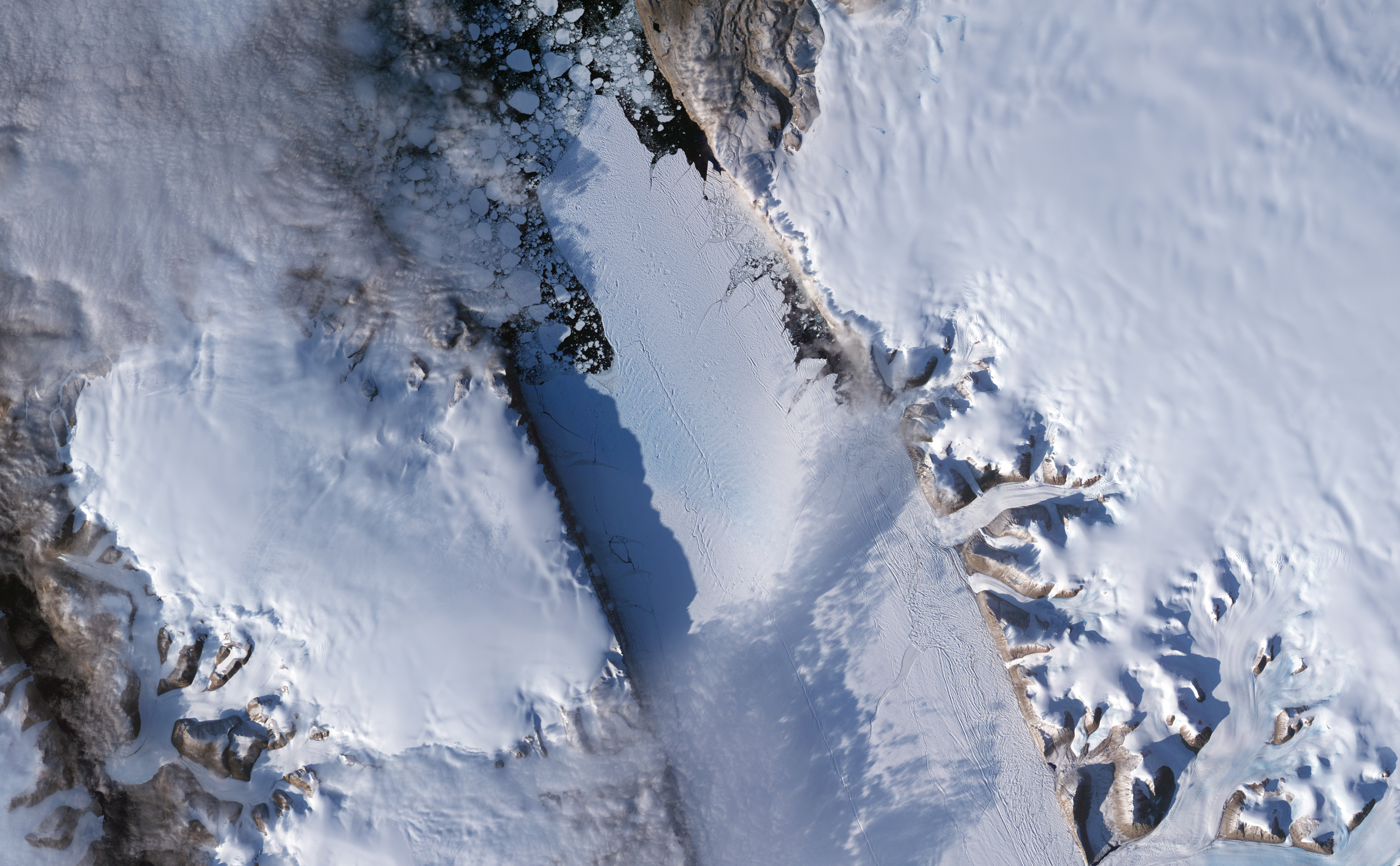 Crack in the Petermann Glacier - related image preview